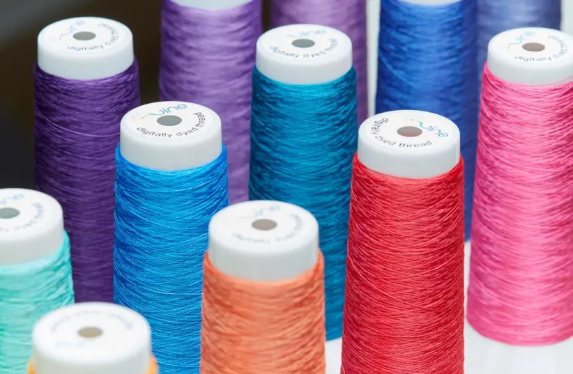 Twine 使用自己的染料为涤纶纱线着色，有数千种选择可供选择。